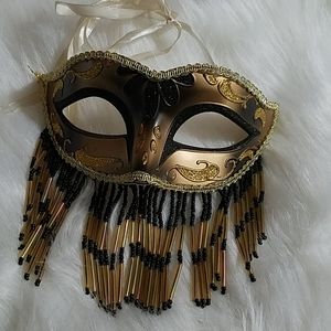CLOSING Mardi Gra Mask